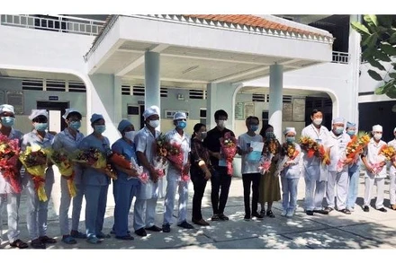 Giám đốc Bệnh viện Đa khoa Bạc Liêu Mã Quốc Thiện tặng hoa các thầy thuốc và bệnh nhân khỏi bệnh Covid-19 được xuất viện.