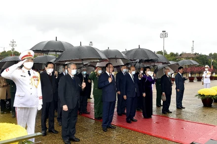 Các đồng chí lãnh đạo Đảng, Nhà nước, nguyên lãnh đạo Đảng, Nhà nước vào Lăng viếng Chủ tịch Hồ Chí Minh.