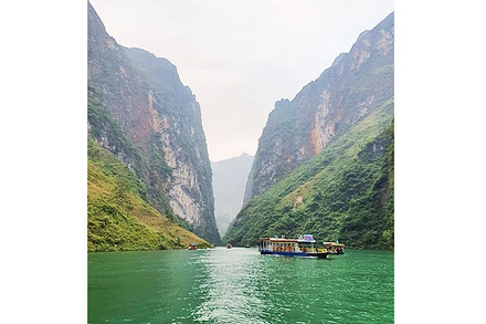 Hẻm Tu Sản nhìn từ sông Nho Quế.