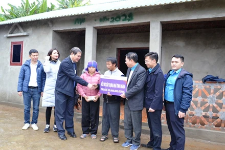 Bàn giao nhà xây kiên cố cho hộ nghèo ở xã Dền Thàng (Bát Xát- Lào Cai).