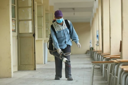 Phun khử khuẩn tại các cơ sở giáo dục (Ảnh: DUY LINH)