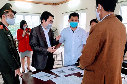 Hướng dẫn khai báo y tế điện tử tại chốt kiểm soát y tế cầu Nghìn (huyện Vĩnh Bảo, Hải Phòng).