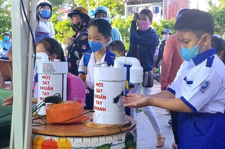 Học sinh Trường Tiểu học Nguyễn Văn Trỗi (phường 5, TP Cà Mau) rửa tay, khử khuẩn… trước khi vào lớp học. (Ảnh minh họa)