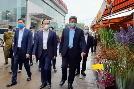 Đồng chí Nguyễn Ngọc Tuấn dẫn đầu đoàn công tác số 3 của Thành ủy Hà Nội kiểm tra công tác phòng, chống dịch Covid-19 tại chợ hoa Quảng Bá (quận Tây Hồ, Hà Nội).