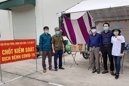 Chị Tình (áo trắng) tham gia trực chốt kiểm soát dịch Covid-19 ở huyện Tứ Kỳ