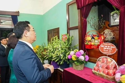 Đồng chí Vương Đình Huệ, Uỷ viên Bộ Chính trị, Bí thư Thành uỷ cùng các đồng chí lãnh đạo thành phố dâng hương tưởng niệm Bác Hồ ở Nhà 67 trong Khu Di tích Chủ tịch Hồ Chí Minh tại Phủ Chủ tịch. (Ảnh: Duy Linh)