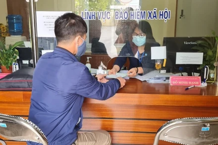 Bộ phận "Một cửa" BHXH tỉnh Hưng Yên (sáng 24-2) tiếp nhận và giải quyết chế độ cho người thụ hưởng. (Ảnh: Tâm Trung)