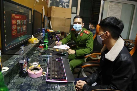 Công an lấy thông tin các trường hợp vi phạm.