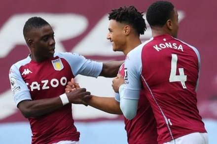 Các cầu thủ Aston Villa mừng bàn thắng vào lưới Arsenal.