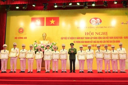 Bộ trưởng Tô Lâm trao Huy hiệu 40 năm tuổi Đảng và Huy hiệu 30 năm tuổi Đảng tặng 14 đảng viên.