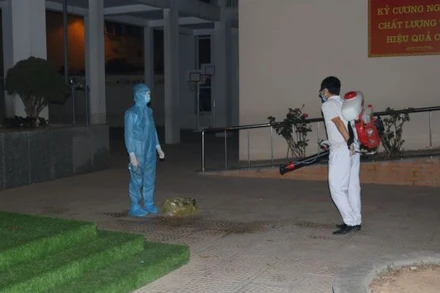 28 học sinh và phụ huynh trường Tiểu học Xuân Phương được về nhà đón Tết