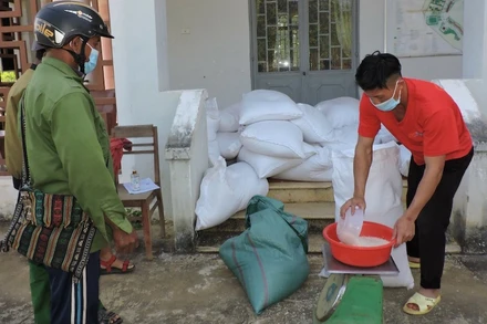 Người dân xã Ngọc Réo, huyện Đăk Hà, tỉnh Kon Tum nhận gạo hỗ trợ Tết của Chính phủ.