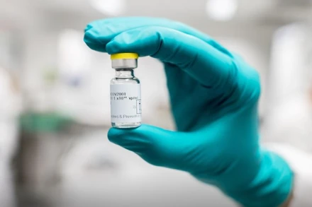 Một lọ vaccine ngừa Covid-19 của Johnson & Johnson. Ảnh: Reuters.