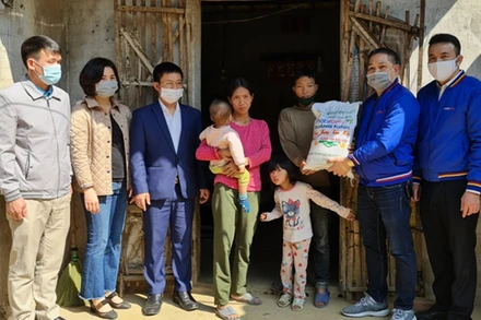 Tặng quà cho gia đình anh Lỷ Quay Mềnh ở thôn Hợp Thành, xã Phong Dụ, huyện Tiên Yên, Quảng Ninh.