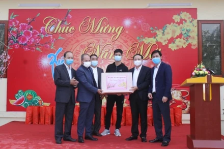 Bí thư Tỉnh ủy Quảng Ninh Nguyễn Xuân Ký tặng quà Tết cho công nhân lao động Công ty Than Dương Huy.