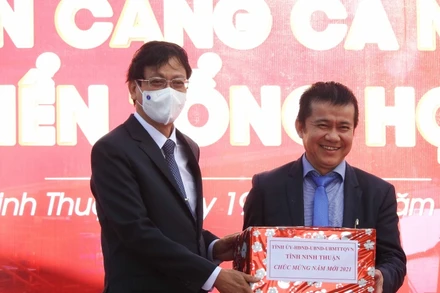 Đồng chí Nguyễn Đức Thanh, Ủy viên T.Ư Đảng, Bí thư Tỉnh ủy, Chủ tịch HĐND tỉnh Ninh Thuận tặng quà chúc mừng năm mới lãnh đạo, công nhân Trungnam Group tại lễ ra quân.