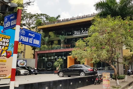 Nhà hàng xây dựng sai phép trên mương Phan Kế Bính. Ảnh: GT