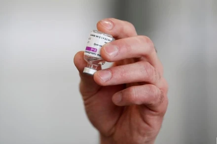 Một lọ vaccine Covid-19 của Oxford-AstraZeneca được chụp tại Anh ngày 4-2. Ảnh: Reuters.