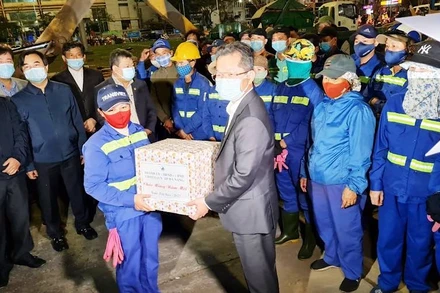 Bí thư Thành ủy Nguyễn Văn Quảng thăm hỏi, động viên anh chị em công nhân.