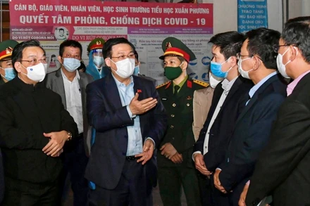 Đồng chí Vương Đình Huệ, Ủy viên Bộ Chính trị, Bí thư Thành ủy kiểm tra công tác phòng, chống dịch Covid-19 tại Trường tiểu học Xuân Phương, quận Nam Từ Liêm.