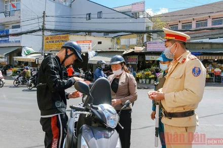 Lực lượng liên ngành kiểm tra các trường hợp không đeo khẩu trang nơi công cộng sáng 19-2.
