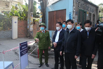 GS, TS Nguyễn Thanh Long động viên các cán bộ y tế tuyến đầu chống dịch.