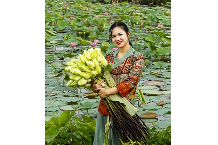 Phạm Thị Diệu Huyền và những bông sen cổ trắng sau khi trồng, nhân giống thành công.