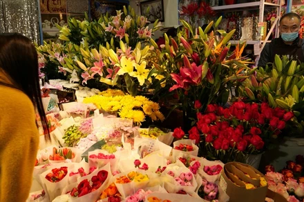 Cửa hàng của một nông dân trồng hoa. Ông quyết định không về quê ăn Tết mà ở lại thủ đô.