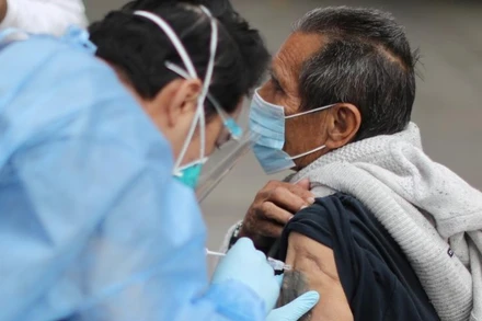 Một người đàn ông vô gia cư được tiêm vaccine Covid-19 ở Los Angeles, California, Mỹ, ngày 10-2 . Ảnh: Reuters.