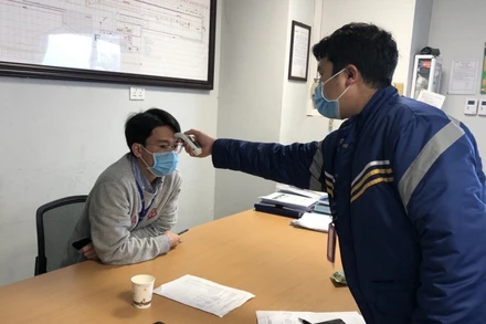 CBNV được kiểm tra thân nhiệt thường xuyên.