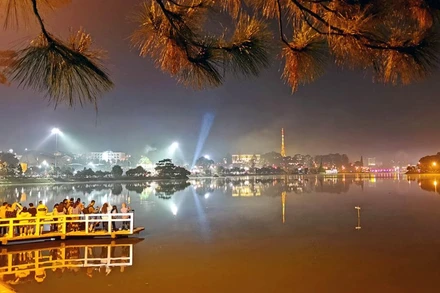 Ngừng bắn pháo hoa đêm giao thừa Tết Tân Sửu trên hồ Xuân Hương - Đà Lạt.