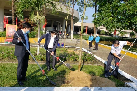 Trồng cây lưu niệm hưởng ứng "Tết trồng cây đời đời nhớ ơn Bác Hồ".