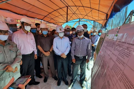 Bộ trưởng Nguyễn Văn Thể cùng lãnh đạo tỉnh Vĩnh Long xem bản đồ tiến độ thi công dự án cầu Mỹ Thuận 2 phía tỉnh Vĩnh Long, sáng 19-2.