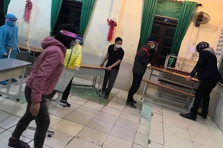 Giáo viên dọn phòng học đón công nhân.