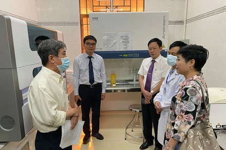 Lãnh đạo Tổng Công ty Sonadezi trao tặng hệ thống máy xét nghiệm Real-time PCR cho Sở Y tế Đồng Nai.