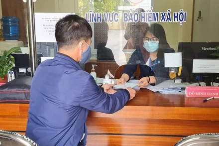 Tiếp nhận hồ sơ tại bộ phận "một cửa" BHXH thị xã Kinh Môn, tỉnh Hải Dương, sáng 19-2. (Ảnh:Tâm Trung)
