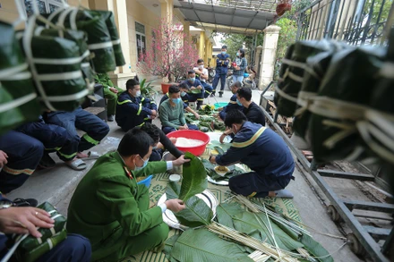 Bánh chưng của người lính cứu hỏa đón Tết xa nhà