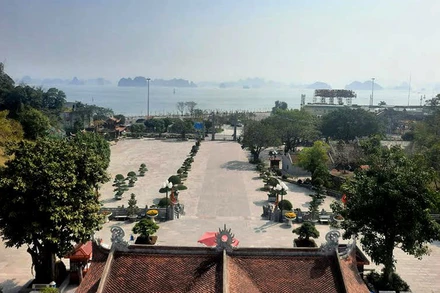 Di tích đền Cửa Ông.