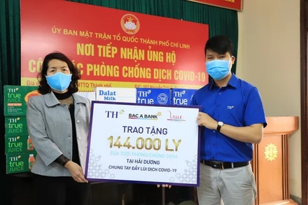 Tập đoàn TH trao tặng những ly sữa, nước trái cây đến tuyến đầu chống dịch và người dân đang cách ly tỉnh Hải Dương.