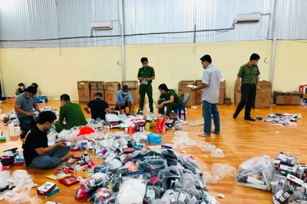 Lực lượng Công an phát hiện hàng chục nghìn sản phẩm trong kho.