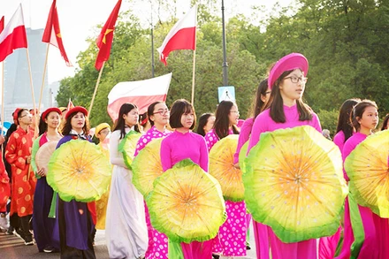 Con em kiều bào tham gia lễ hội tại Ba Lan. Ảnh: XUÂN LÂM