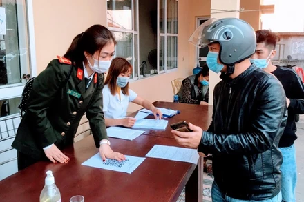 Hướng dẫn khai báo y tế bằng mã QR-Code tại chốt kiểm soát dịch bệnh ra vào thành phố.