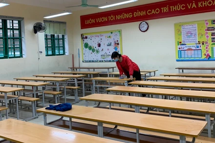 Cán bộ, giáo viên trường THCS Kỳ Bá (TP Thái Bình) tổ chức tổng vệ sinh lớp học, sẵn sàng đón học sinh khối lớp 9 đến trường.