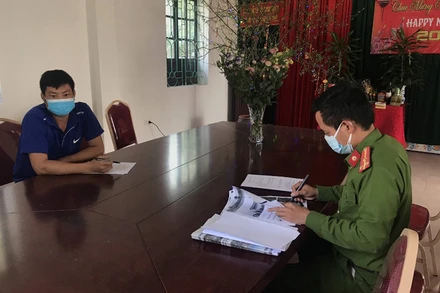 Công an thị xã Đông Triều làm việc với Nguyễn Đình Sinh.