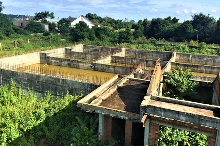 Các hồ chứa xử lý nước thải của Dự án Khu xử lý nước thải tập trung Cụm Công nghiệp Tân An 1, 2, TP Buôn Ma Thuột được xây dựng nửa chừng bị bỏ hoang nhiều năm nay.