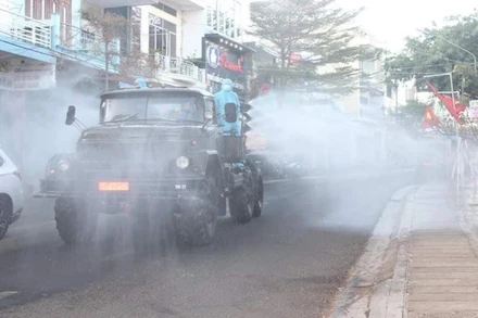 Đường Nguyễn Đình Chiểu (phường Tây Sơn, TP Pleiku) được gỡ bỏ phong tỏa sau khi được phun thuốc diệt khuẩn và người dân có kết quả xét nghiệm âm tính với SARS-CoV-2.