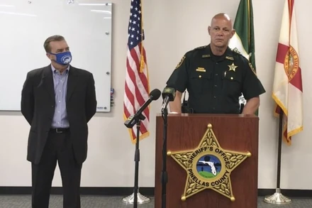 Cảnh sát trưởng Bob Gualtieri phát biểu tại cuộc họp báo ngày 8-2. (Ảnh: AP)