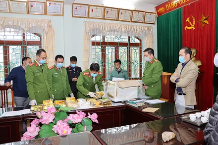 Cơ quan điều tra kiểm tra tang vật vụ án.