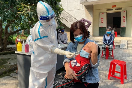 Lấy mẫu xét nghiệm sàng lọc Covid-19 tại Trạm Y tế thị trấn Lai Cách, huyện Cẩm Giàng.