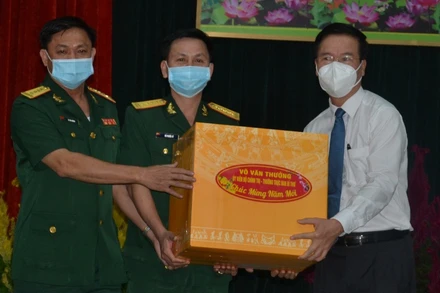 Đồng chí Võ Văn Thưởng, Ủy viên Bộ Chính trị, Thường trực Ban Bí thư tặng quà cho Sư đoàn 9.